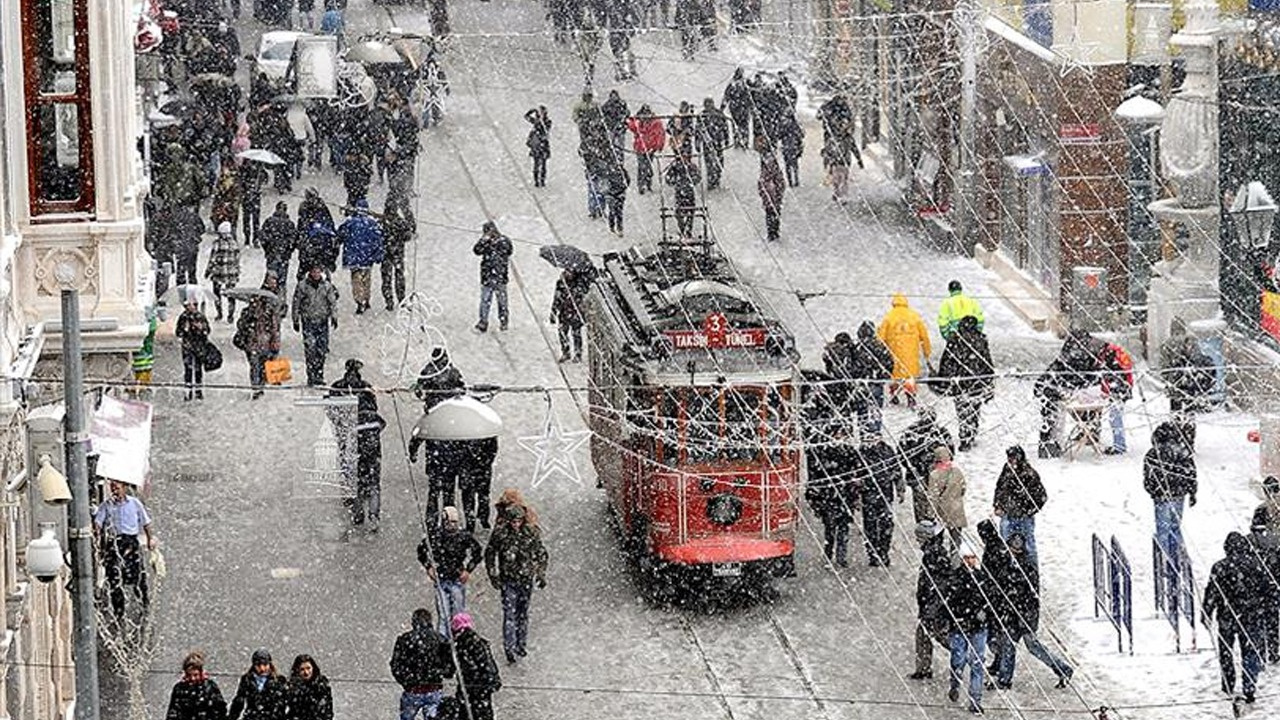 İstanbul'a Kar Yağışı Geliyor: Tarih Belirlendi! Soğuk Hava Kütleleri Karadeniz'de Birleşirse Ne Olacak?