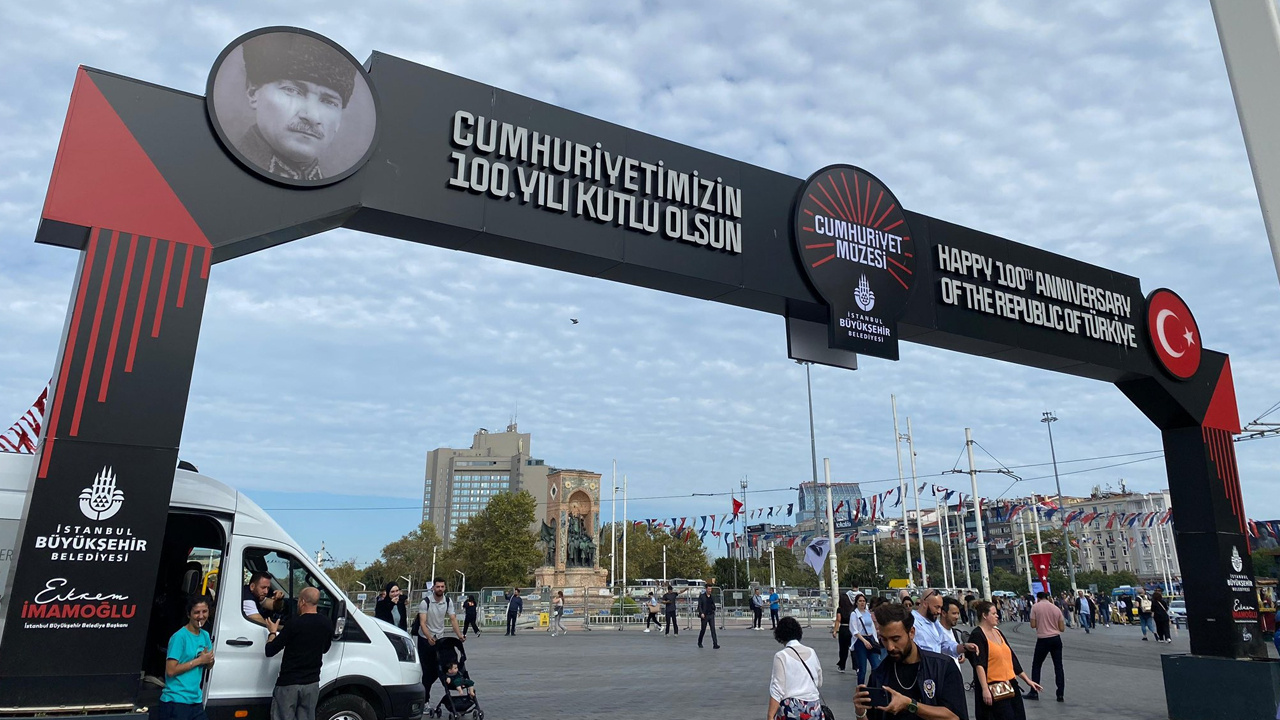 Bakanlık'tan İBB'ye Tepki: Cumhuriyet Takı 'Tarihi Mirası Ziyan Etmekte' İddiası!